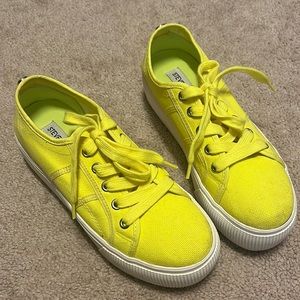 Bright yellow LIKE NEW platform lace up Steve Madden tennis shoes
